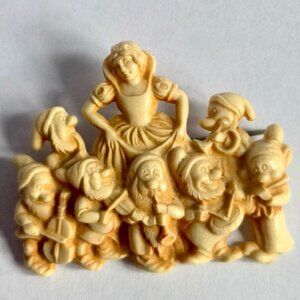 RARE 1940s Vintage Snow White & Seven Dwarfs Early Plastic Brooch